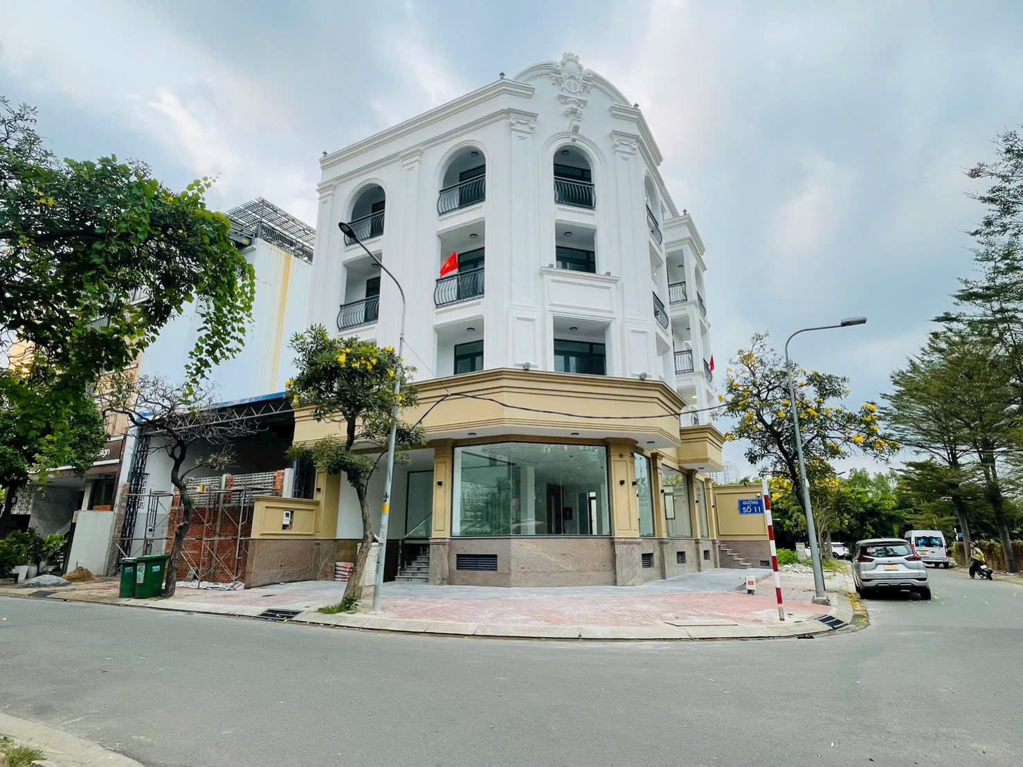 Cho thuê tòa nhà góc 2 mặt tiền KDC Kim Sơn, P.Tân Phong, Quận 7 xây 6 tầng có thang máy – 250m2