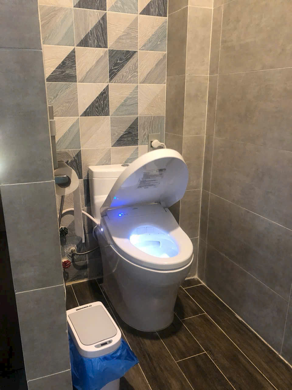 Bán tòa nhà KDC Sadeco Ven Sông, Phường Tân Phong Quận 7 xây 6 tầng có 7 phòng ngủ thang máy – 126m2 3