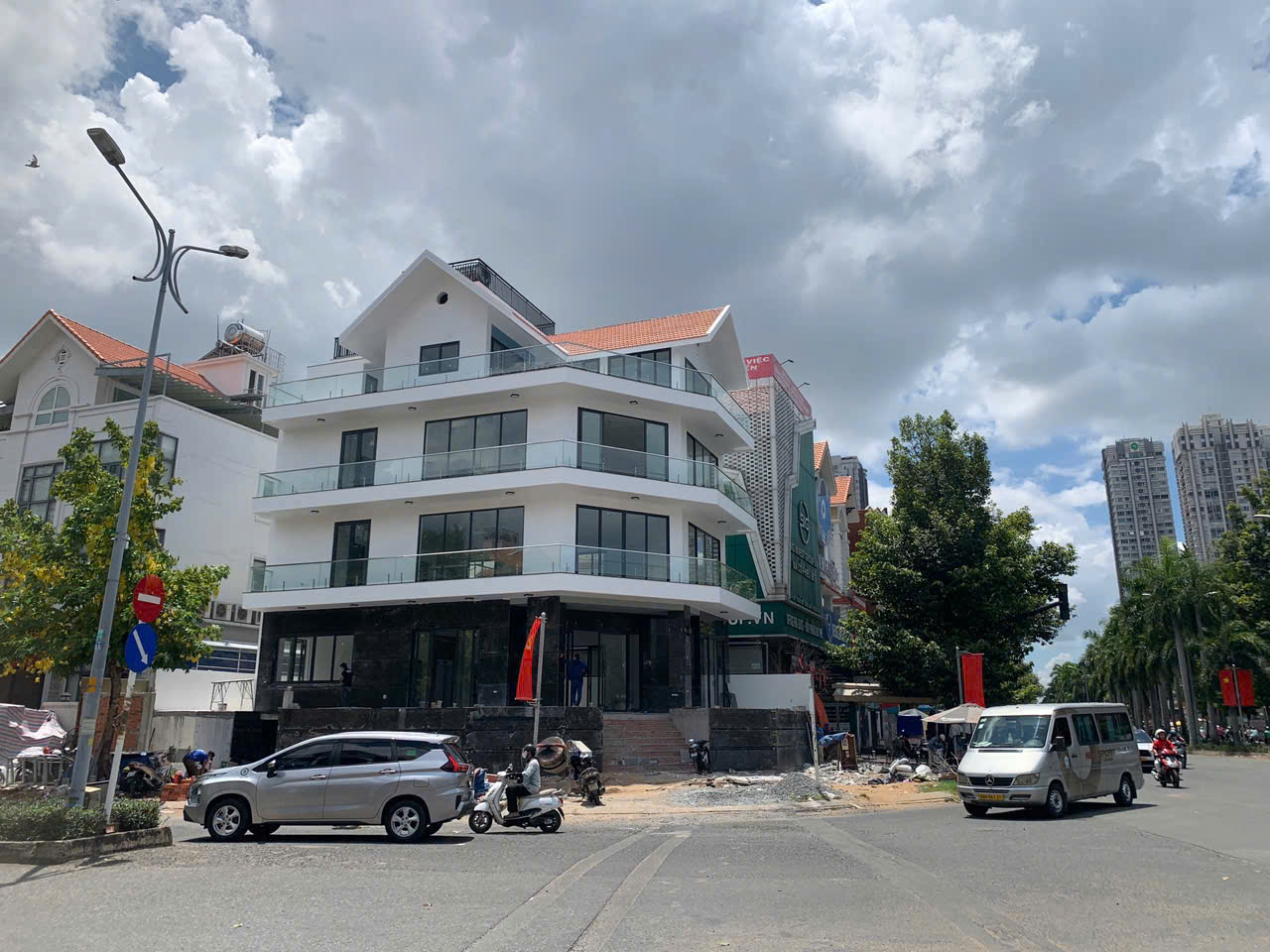 Him Lam residential building for rent, District 7, build 5 floors, corner apartment with 2 facades with elevator, full fire protection – 250m2