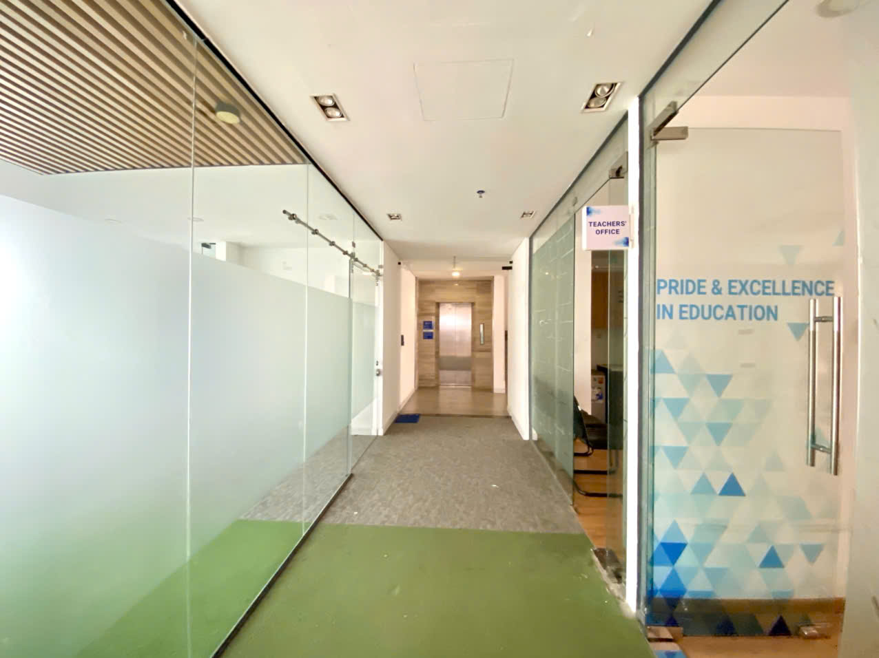 Cho thuê tòa nhà mặt tiền đường Tân Phú, Nam Thông Phú Mỹ Hưng, Quận 7 xây 8 tầng có thang máy – 324 19