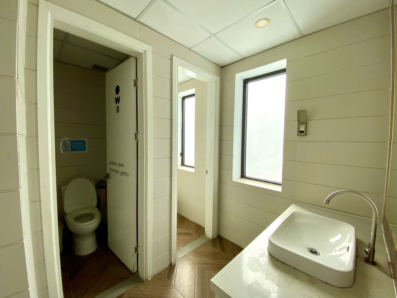 Cho thuê tòa nhà mặt tiền đường Tân Phú, Nam Thông Phú Mỹ Hưng, Quận 7 xây 8 tầng có thang máy – 324 4