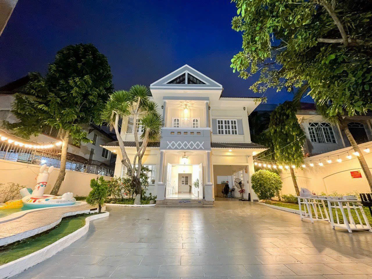 Villa for rent in Quoc Huong, Thao Dien, District 2 with 5 bedrooms, BBQ court, private swimming pool